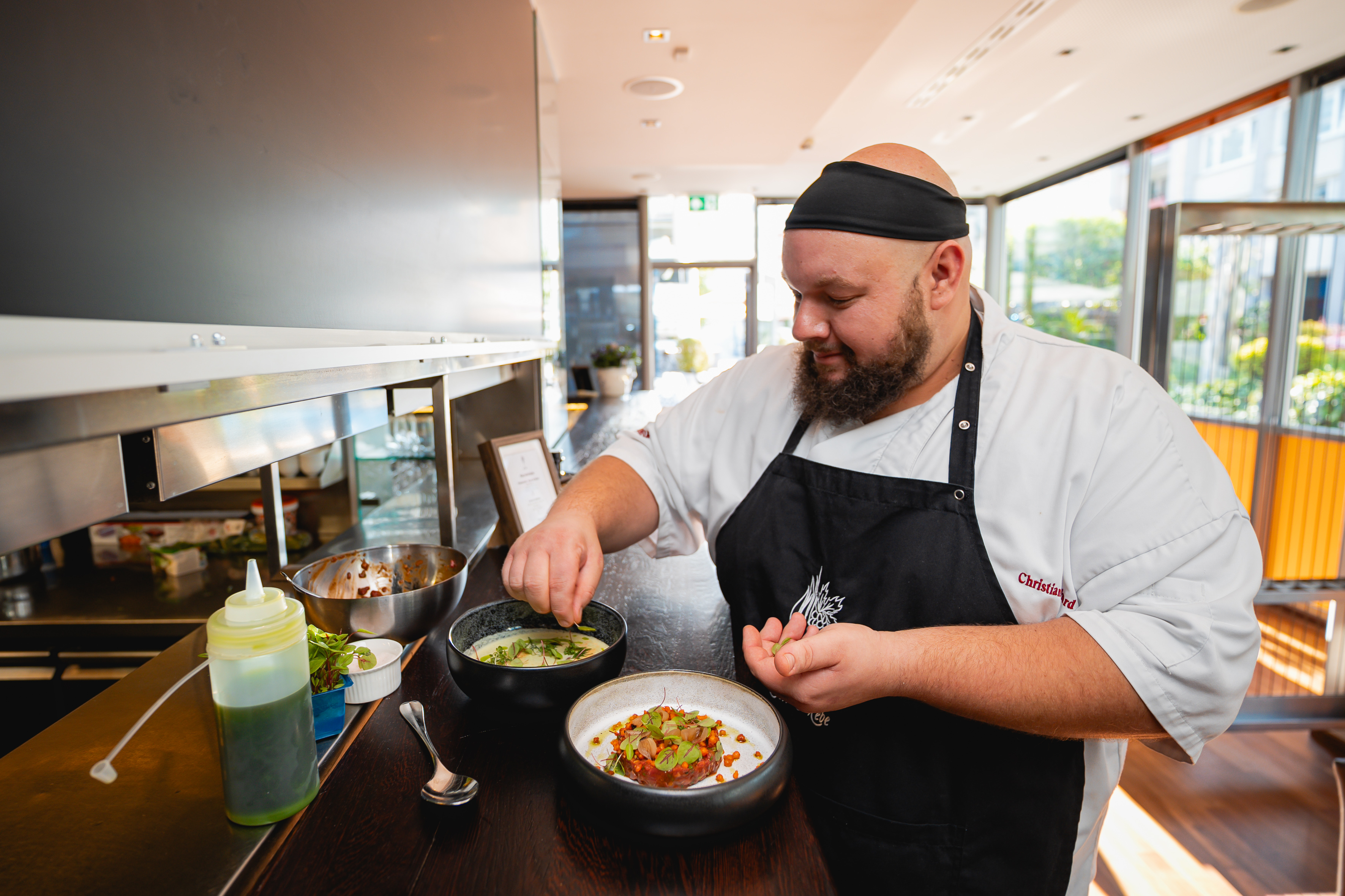 Christian beim Zubereiten