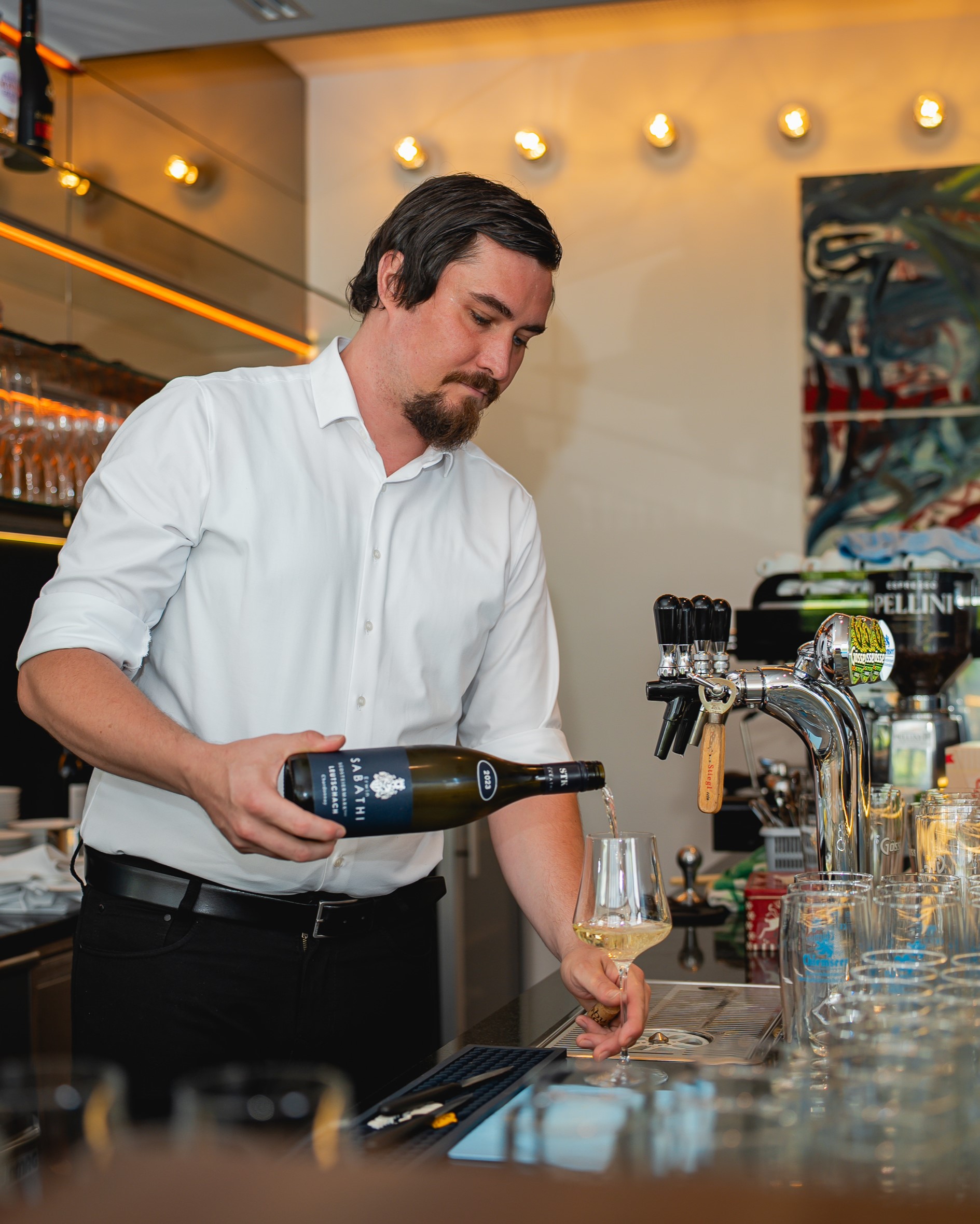 Mike beim Einschenken